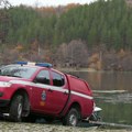 U toku je potraga: Vatrogasci pretražuju jezero u koje su kolima upali muškarac i žena (video)