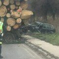 Zastrašujući prizor kod Raške: Prikolica se otkačila sa kamiona, auto neleteo, vozilo uništeno