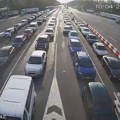 (Foto) Haos na granicama na Veliki petak Ljudi izlaze iz vozila, koloni se ne vidi kraj: Ovo pravilo važi od danas i sada je…