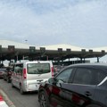 (Foto) Haos na granicama na Veliki petak Ljudi izlaze iz vozila, koloni se ne vidi kraj: Ovo pravilo važi od danas i sada je…