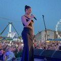 Ceca prvi put u Rumuniji: Publika poklonila folk divi srpsku zastavu - plato krcat, pevaju uglas njene hitove