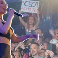 Цеца први пут у Румунији: Публика поклонила фолк диви српску заставу - плато крцат, певају углас њене хитове
