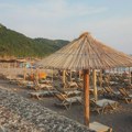Fotografisali plažu u Crnoj Gori i skoro je sve prazno: Kažu da ovo mesto prima najviše turista, ali slike govore nešto drugo…