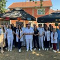 (Foto) Dr Lazarević sa studentima medicine i mladim lekarima na preventivnim pregledima u selu Supovac kod Niša: "Oni su…