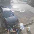 (Video) Čovek izašao iz radnje, nasred trotoara ga pokosio vozač na električnom skuteru: Kutije odletele vazduh
