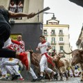 Više hiljada ljudi u trci sa bikovima ulicama Pamplone