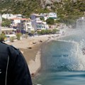 Potresni trenuci na grčkom ostrvu kada je sin poznatog glumca nađen mrtav: Očajna majka sa policijom tražila dete, cela…