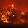 Apokaliptični prizori u Grčkoj: Ljudi beže od vatrene stihije koja guta sve pred sobom, jezivi oblaci dima obavijaju…