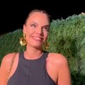 (Video) Srpska glumica se vratila iz Kanade u Srbiju: Pojavila se u centru Beograda u uskoj haljini - ne skida osmeh, a povod…