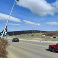 Na auto-putu kod Ikee od jačine vetra pala bandera i bilbord SNS-a