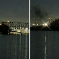 Zumiran momenat udara broda u most u Americi: U reku upadali i ljudi i vozila, traga se za njima