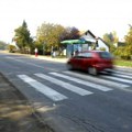 Automobil naleteo na majku i bebu na pešačkom prelazu: Užas u Beogradu, dete udarilo glavom u asfalt, kolica se prevrnula!