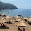 Državljanka Srbije (52) preminula u Crnoj Gori: Pozlilo joj nakon izlaska iz mora na Kraljičinoj plaži u Čanju