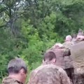 Neverovatna scena na Kurskom pravcu! Kolona ukrajinskih vojnika se predaje (video)