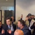 VIDEO Sramno ponašanje delegacije Kosova, nasrnuli na novinare i izazvali haos: „Sramota! Umesto da se izvine…“