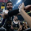 UŽIVO Konfuzija u Areni, "grobari" ljuti na sudije - Partizan vodi posle 10'