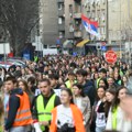 „Ne možemo da uđemo u školu ni mi, ni đaci“: Protest ispred Pete gimnazije nakon skandalozne odluke direktorke, dolaze…