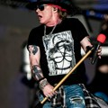 "Greatest hits": Grupa Guns N’ Roses objavila video kompilaciju na kojima Eksl Rouz pada na bini