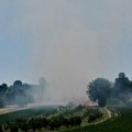 Veliki požar kod Čačka, vetar razbuktao plamen: Vatrogasci stižu stigli na teren (video)