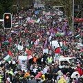 90.000 Ljudi na protestu zbog Gaze u Sidneju Demonstranti nosili lonce i tiganje, priključio im se i Asanž: "Svi smo mi…