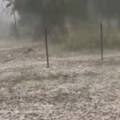 (Video) Počelo snažno nevreme u Srbiji: Tuče jak grad, celo dvorište se zabelelo: Ovaj deo zemlje je prvi na udaru oluje