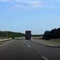 Jeziva scena na auto- putu Automobil vozi kontra smeru i jurca punom brzinom (VIDEO)
