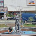 Opet popravljana nedavno renovirana fontana u centru Vranja