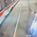 (Uznemirujući video) Mladić na električnom trotinetu naleteo na tramvaj i poginuo