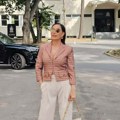 (Video) Bele pantalone i sako bez brushaltera: Ceca na Zvezde Granda stigla u besnom džipu! Pokazala obline u jednostavnoj, a…
