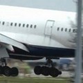 Avionu otpao točak: Drama pri poletanju - kamere zabeležile ozbiljan tehnički incident (video)