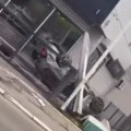Stravičan prizor: Automobil uleteo u prodavnicu auto-delova u Mirijevskom bulevaru i prevrnuo se na krov?! (foto, video)