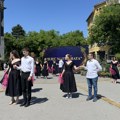 Maturanti plesom pozdravili Subotičane: Valcer na glavnom trgu kao oproštaj