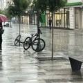 (Foto) Obilni pljuskovi i vetar u Čačku: Vreme se promenilo za svega pola sata, kiša natopila gradske ulice