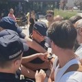 (VIDEO) Policija oduzela transparent "Studenti pobeđuju" tokom EXPO karavana u Kruševcu