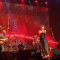 Sećanje na divu velikog srca Bend legendarne Ejmi Vajnhaus koncertom na Nišvilu obeležava 15 godina od njene prerane smrti…