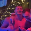 Hit snimak Jokića se širi svetom: Na proslavi košarkaša skinuo majicu, pa zapevao u zagrljaju kolege