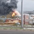 Vatrogasci se i dalje bore sa vatrom. Gori magacin u krugu EI Niš, potvrdila policija (VIDEO)