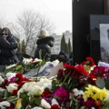 Navaljnova majka položila cveće na njegov grob dan nakon sahrane