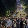 Nastavljen protest u Novom Sadu: Demonstranti se okupili ispred zgrade rektora Madića, pa krenuli ka stanu Maje Gojković