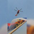 (Video) Evo ko je mladić o kom priča crna gora On je sa srpskom zastavom dočekao moćni helikopter iz Srbije koji gasi požare…