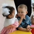 "Pljušte" poljupci u jaslicama, i svi kažu da je ovo najslađi video ikada: Svet se topi zbog zaljubljenih dvogodišnjaka