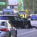Prve slike jezivog sudara na Karaburmi: Povređeni leže na ulici, automobili smrskani do neprepoznatljivosti (foto, video)