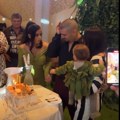 Darka Lazića slomile emocije: Plakao na proslavi ćerkinog rođendana, majka ga tešila: "Moliću Boga da dugo živiš" (video)…