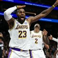 Lebron nekako doneo pobedu, Dončić promašio 12 trojki
