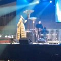 "Sram vas bilo, imate li majke?" Incident na koncertu Ane Bekute u Čačku, gađali je grudvama, ona sišla s bine