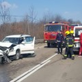 Teška saobraćajna nesreća – vatrogasci izvlačili povređene iz vozila, jedna osoba stradala
