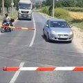 Kragujevčani, da li ste normalni?! Horor snimak, ljudi sišli iz voza da zaustave kola, vozači kao kamikaze