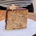 Zahteva malo više truda, ali vredi: Torta od palačinki sa vanila kremom i čokoladom