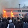 Situacija je eskalirala: Holandski demonstranti zapalili azilantsko sklonište (video)