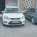 Leskovačka Komunalna milicija ne odgovara da li su nekom pisali kaznu a ispred Prekršajnog suda službeni automobil parkiraju…